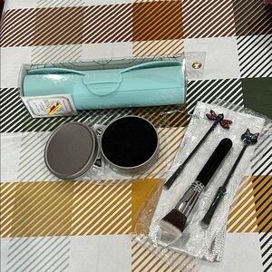 Makeup Brush Set NEW 3 Brushes, Case, and Brush Cleaner